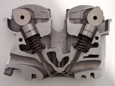 Spaccato di valvole e alberi a camme